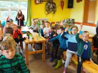 Nejmensi kluci a holky posilaji signal.JPG